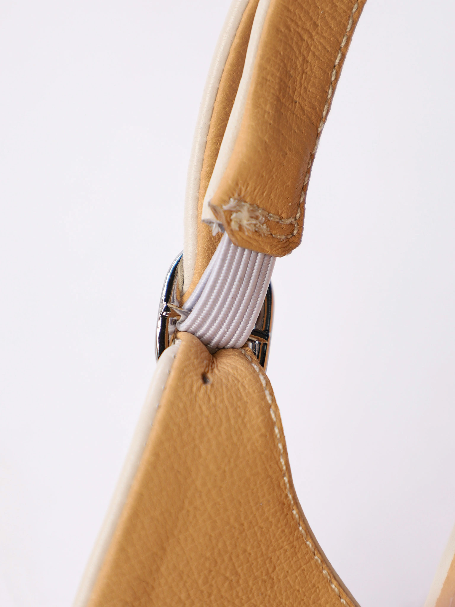 Туфли-слингбэки молочного цвета со стразами на низком каблуке